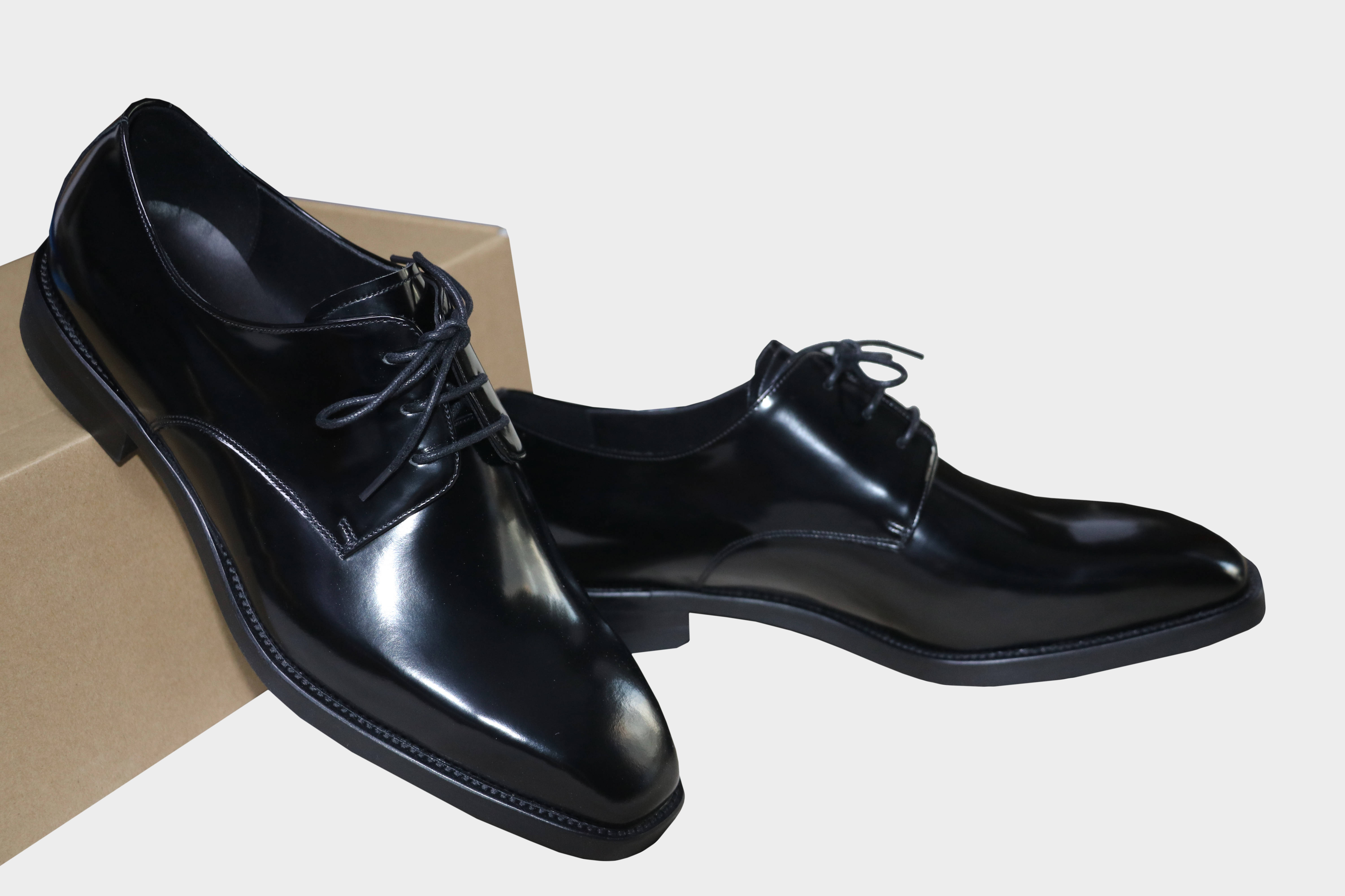 足够霸气的黑色亮皮鞋定制