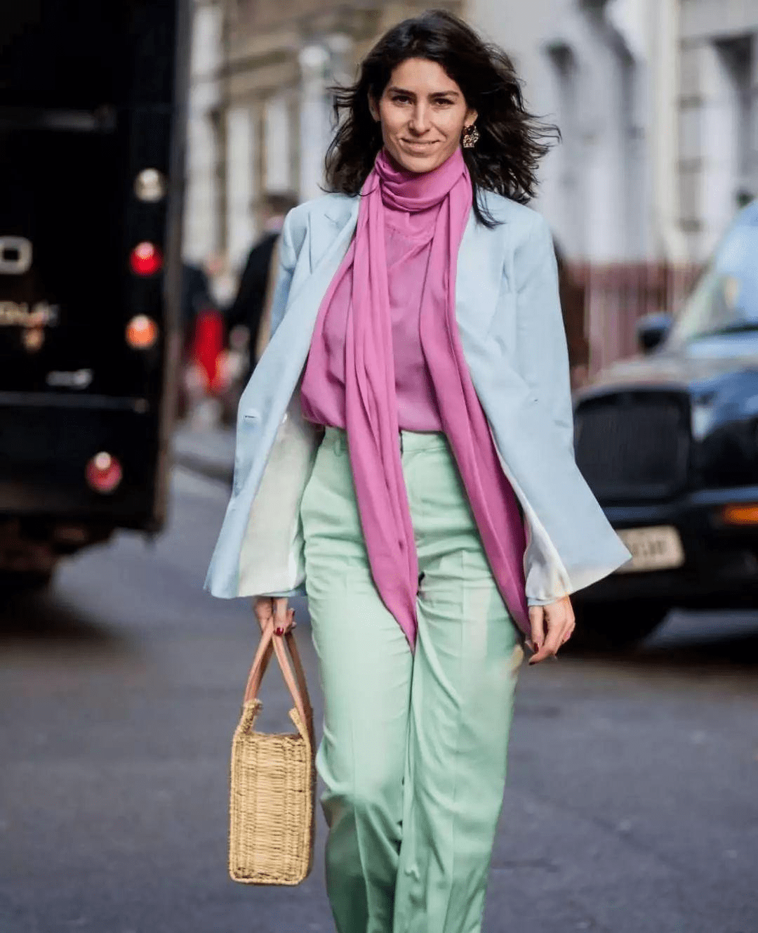 朱茵终究是老了穿撞色针织衫与老公拍写真面部岁月感明显