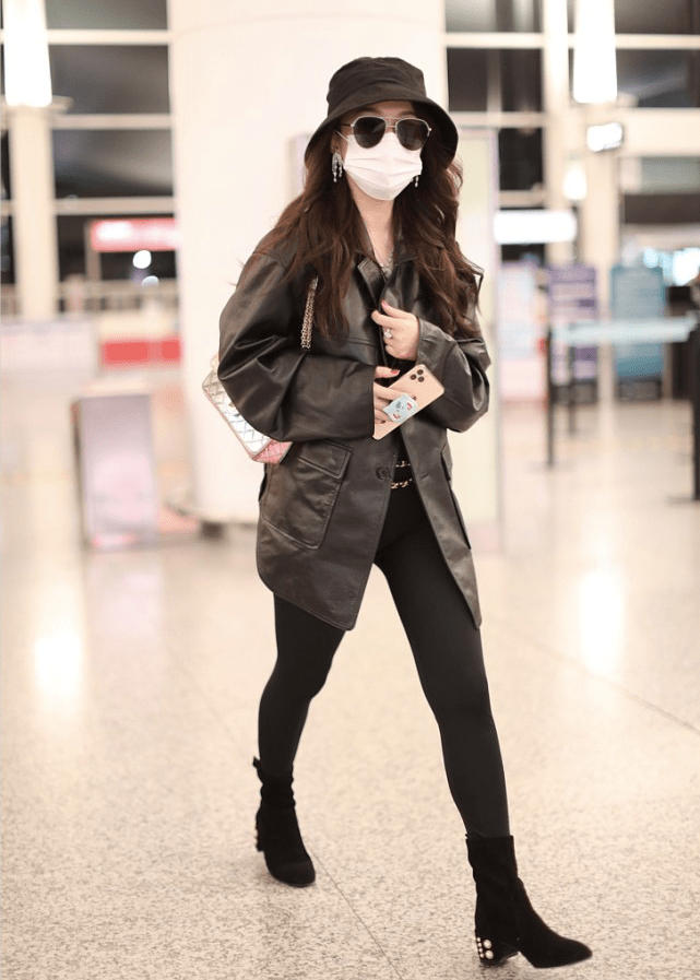 原创霍思燕的时尚感真强一袭皮衣穿出了飒爽感40岁颜值身材双在线