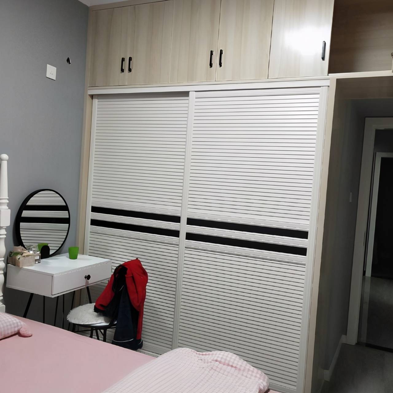 小房间衣柜设计 推拉门 b6955083277547d9b39188a983a2c814.jpeg