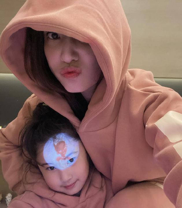 郑希怡和女儿穿粉色母女装 开心笑称是"俩姐妹"