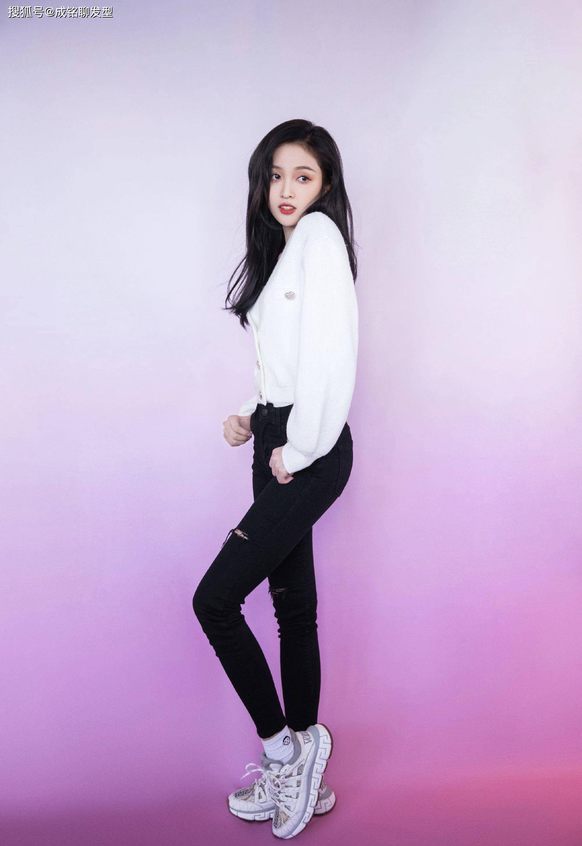 原创吴宣仪真会穿皮衣配热裤秀出大长腿混搭风穿搭潮味十足