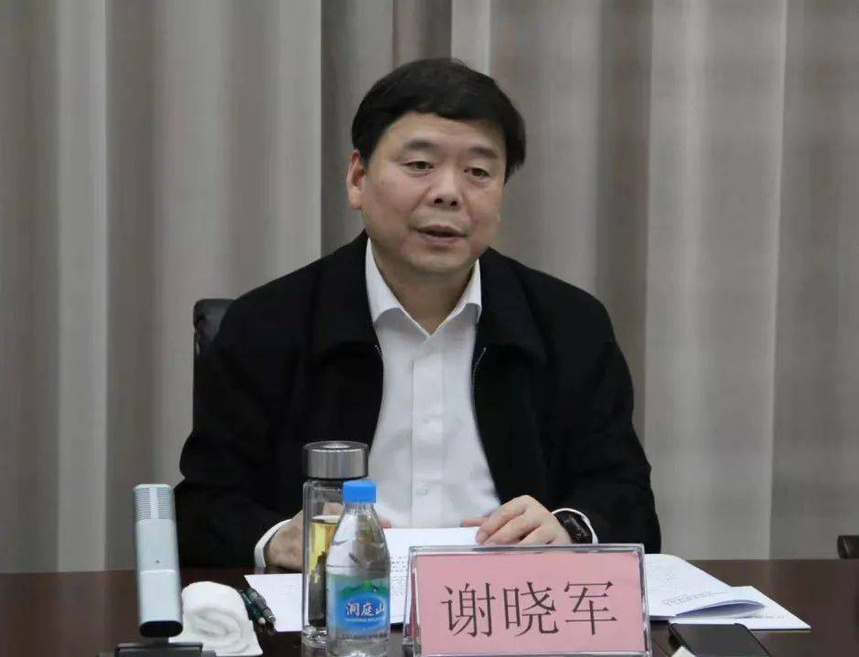 站和姑苏区社会综合治理联动中心,谢晓军一行与基层工作人员深入交流