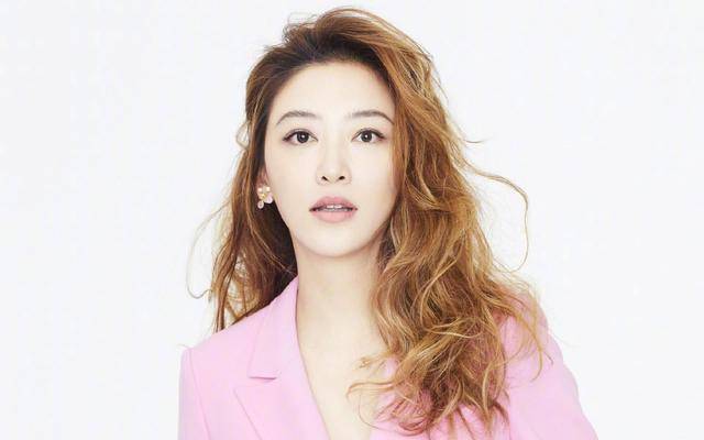 原创应采儿晒圣诞礼物,气色红润状态好,冬至饺子被指暗示二胎性别