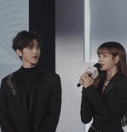 有"人间芭比"之称的lisa借着出众的颜值圈粉无数,而且她和蔡徐坤的"