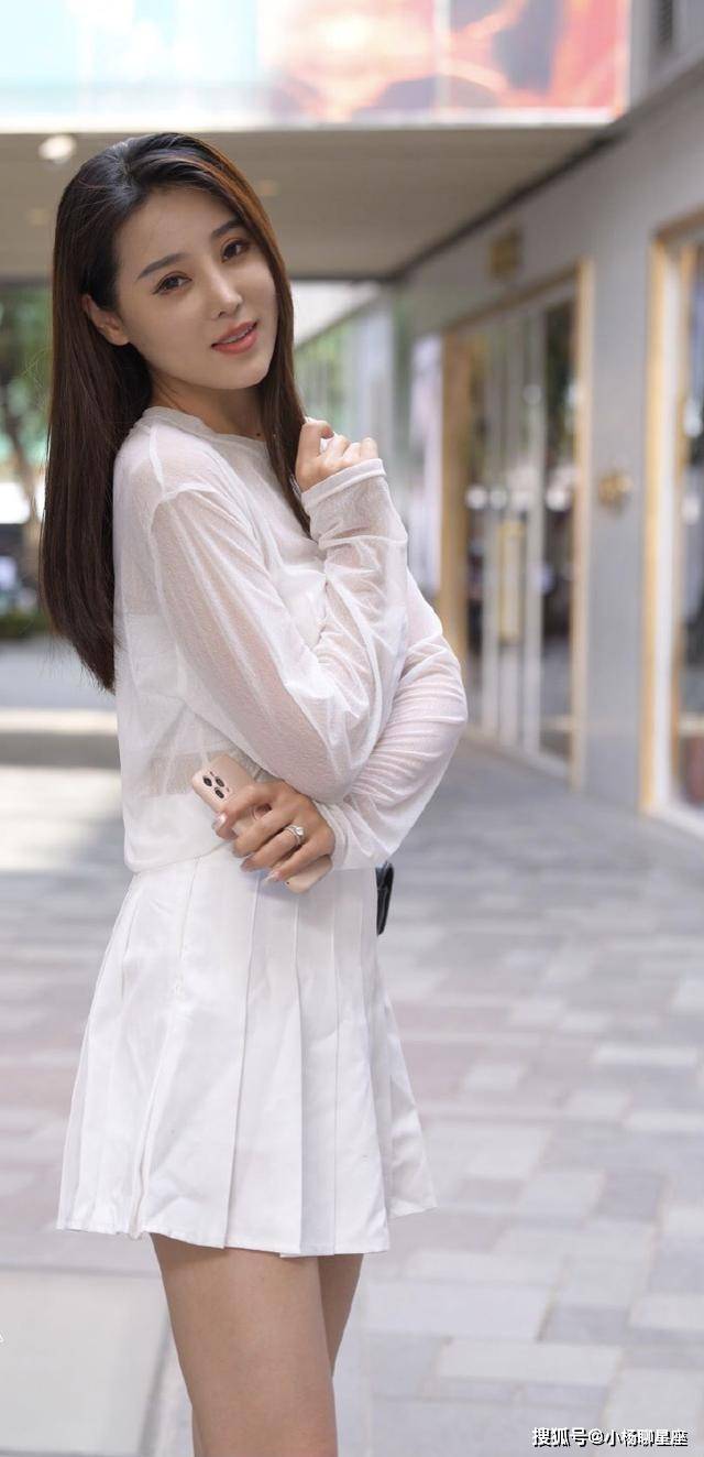 原创与闺蜜逛街怎么穿长袖搭配百褶裙让美女拥有百分之百的回头率