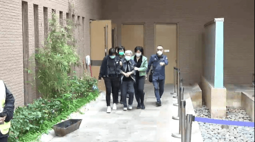 吴孟达昔日未能替师父扶灵,如今师母穿素衣送他最后一程