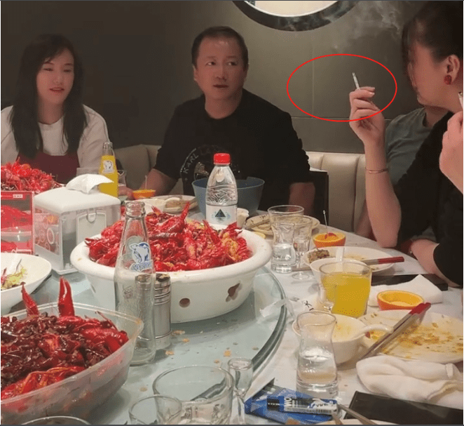 52岁的唐鉴军出现在酒局旁边的美女吞云吐雾喝得自己一脸通红