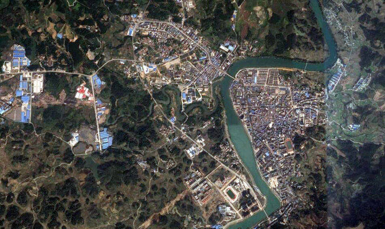 广西河池面积最大的县，拥有世界自然遗产，目前还未通高速
