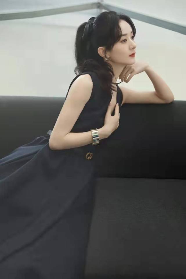 赵丽颖一出场就是焦点扎高马尾穿深v裙瘦出排骨胸气场超强大