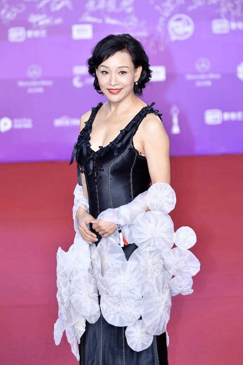 陈冲这位"大婶"当得一点不合格,穿黑色连衣裙亮相,高贵又减龄