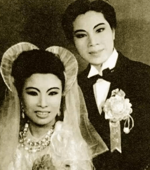 她一开始碰到的人就是流氓张春帆,张春帆以帮助筱丹桂联络戏院为由