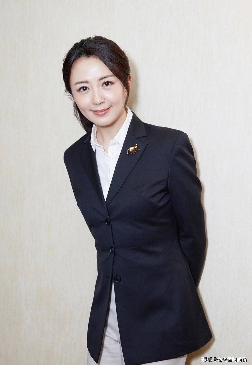 杨童舒: 温婉大方, 端庄优雅-搜狐大视野-搜狐新闻