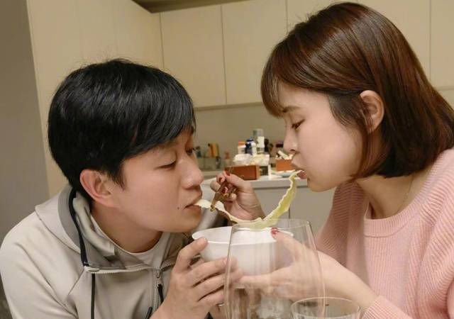 在吃面的时候,他们俩夫妇就给大家上了"狗粮",他们俩在吃面的时候咬的