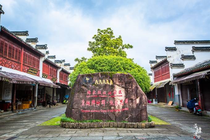 安徽歙县有“中国牌坊之乡”，很多游客来听牌坊的故事，让人感动