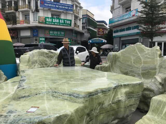 男子用石材制作一套25吨重的桌椅，如今要卖90多万引热议