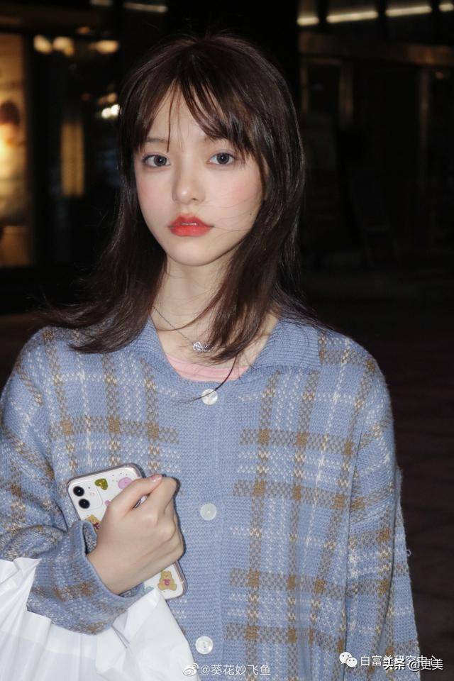 17岁靠脸火成美少女第一 却当摇钱树包养丑男友 恋爱脑 Buling