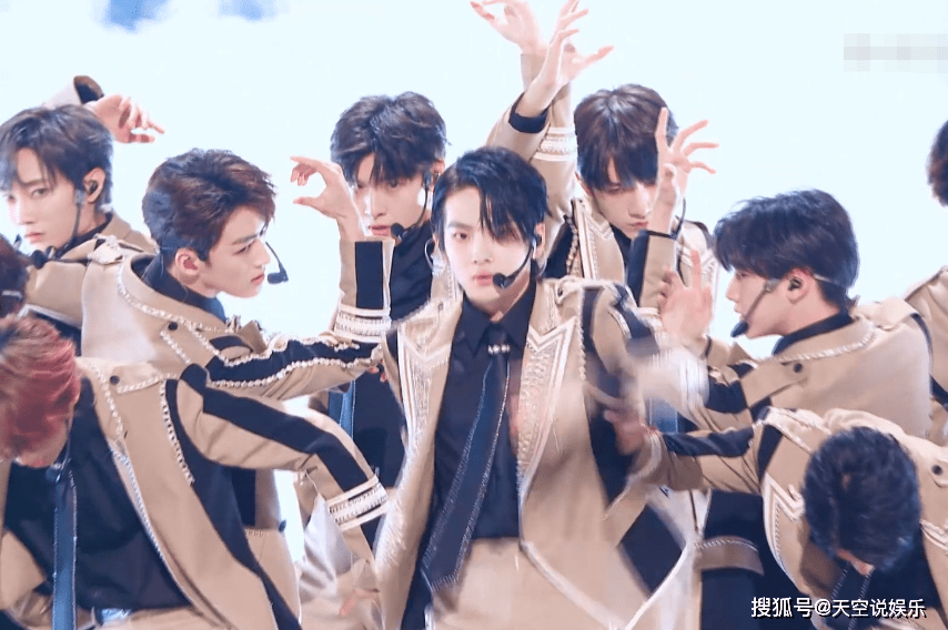 《创造营2019》中出道的11个少年,也就是r1se男团回归节目,上台表演