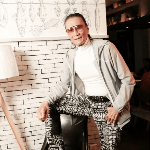 原创谢贤拍新戏少加取下墨镜84岁的状态情况一脸慈祥判若两人