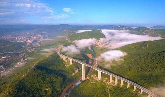 “亚洲第一高墩”，195米桥墩架设峡谷，造价2亿刷新世界纪录