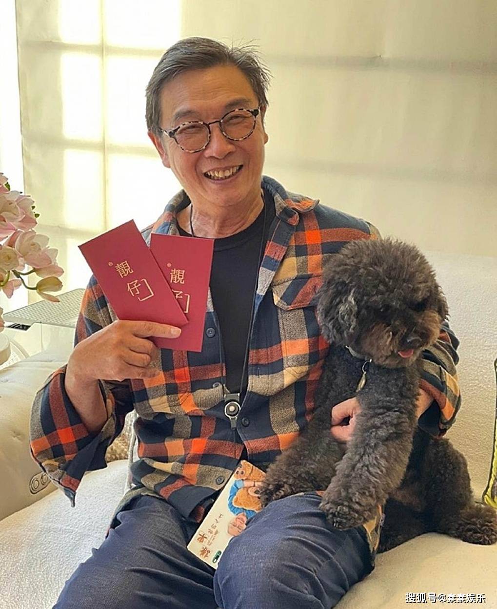 71歲劉松仁中風癱瘓曬近照恢復良好和愛犬一起慶祝生日