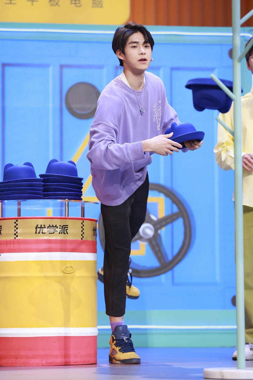 疯狂15秒网络播放量近2亿人气偶像科博伦尽显舞蹈功底