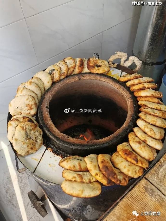 54岁陈乃红在上饶城区做20余年烧饼只求味道3元一个辣遍半个城