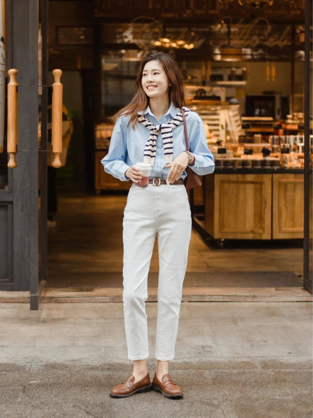 小白裤的n种搭配,每种都简约优雅又时尚,一看就会,一穿就美