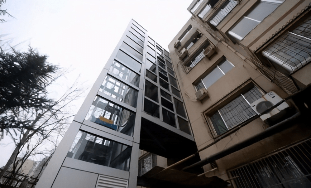 按照《住宅建筑设计规范》的要求,7层以下楼房是没有加装电梯的必要.