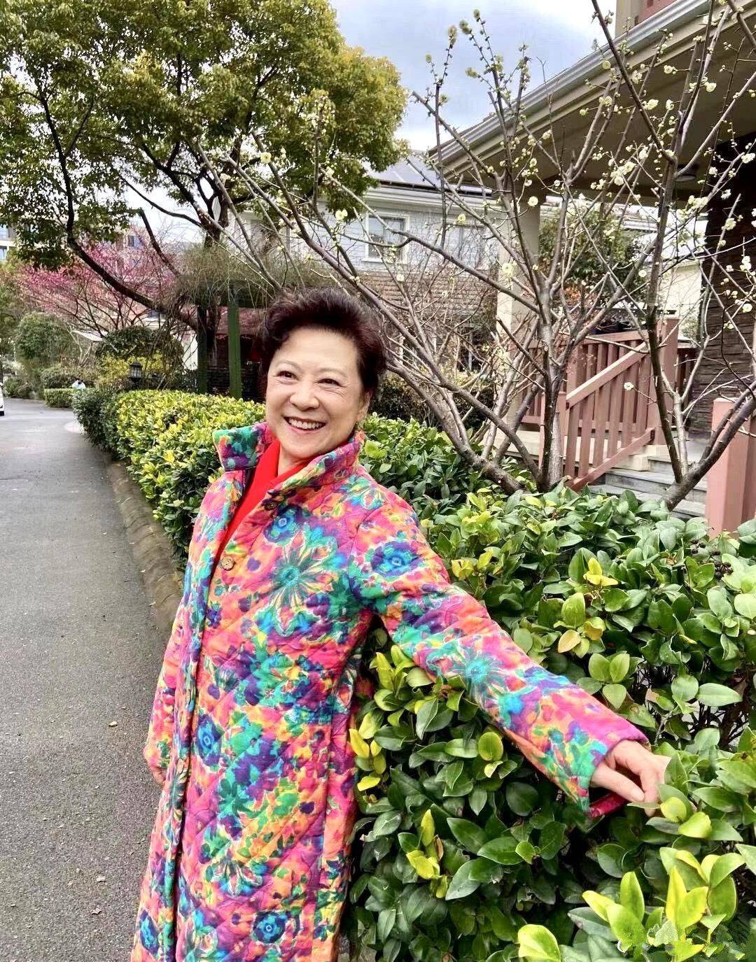 原创王馥荔容颜不改,70多岁还这么漂亮,穿花棉袄俗套气质却很优雅!
