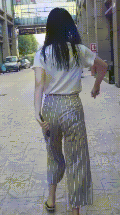 图片[1]-搞笑段子GIF：这辈子见过最拉风的走路姿势，霸气了我的姐-魔性次元