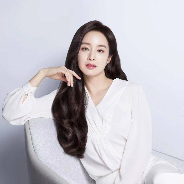 rain金泰希街头散步相爱八年仍然热恋走路都抱得紧紧的