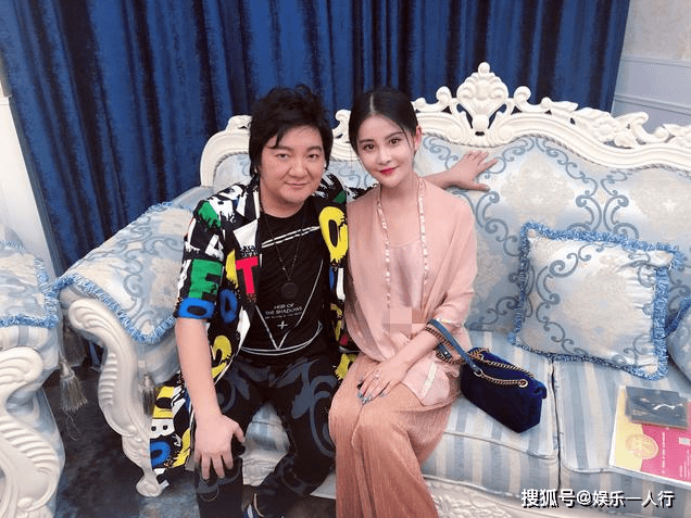 晒晒杨臣刚住的豪宅家里装修超奢华沙发是梦幻城堡风的