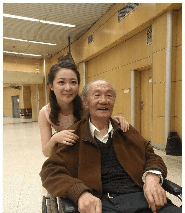 她6岁“为母还债”，因演哭戏一夜成名，如今22岁颜值大变认不出