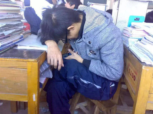 孩子旷课厌学玩手机的危害