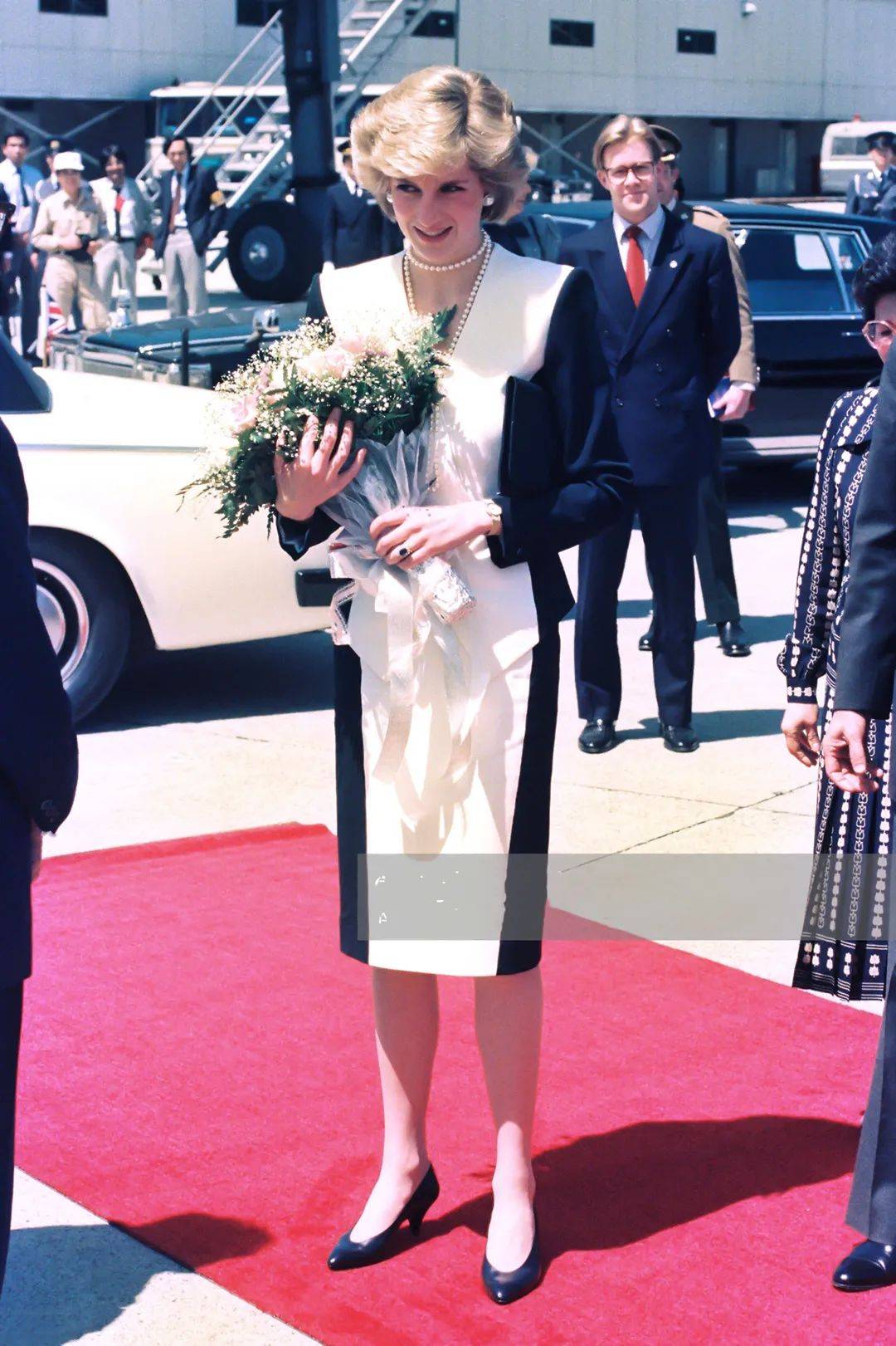 24岁戴安娜首访日本8套行头件件出彩宝蓝色混血礼服最经典