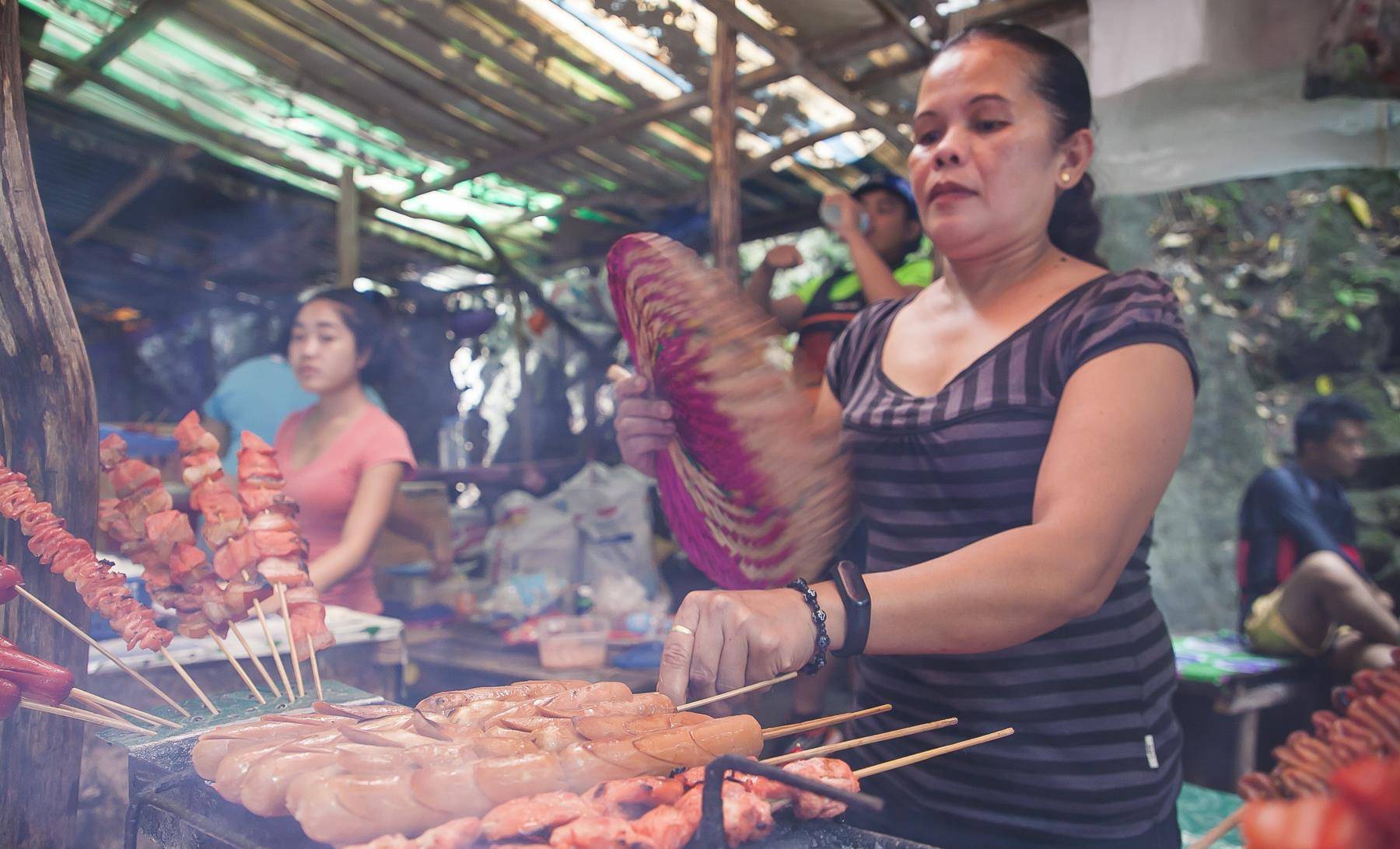 在菲律宾“二师兄”活不过一岁，就被烤着吃了，看着有点残忍