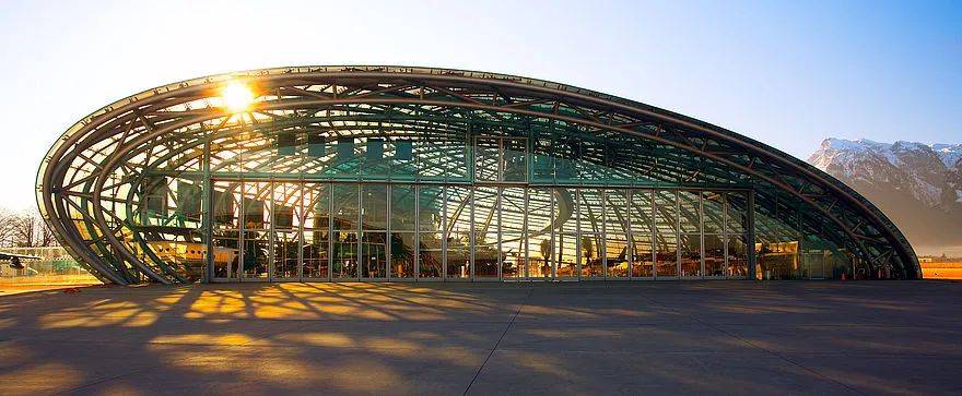 薩爾茨堡的第七飛機庫(hangar-7),一個美食藝術與航空巧妙結合的地方