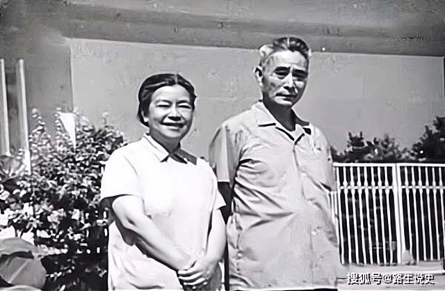 黄维:一生娶过3任妻子,第2任结局凄惨,最终走入北京的护城河_桂仙梅