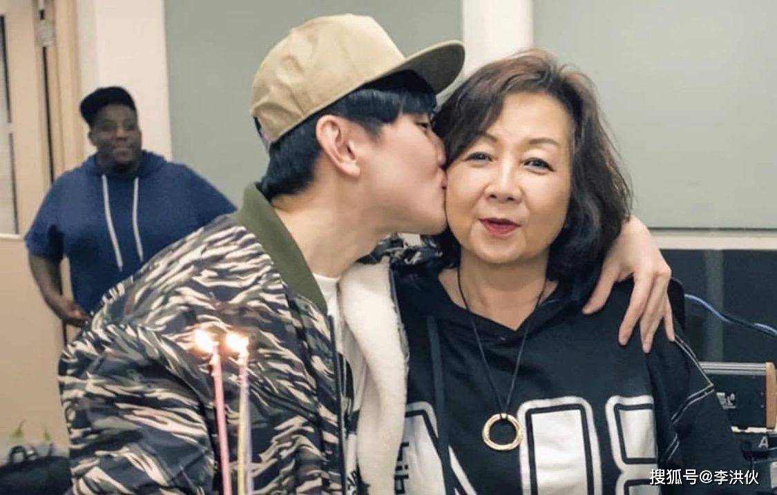 除去父母以外,林俊杰的哥哥林俊峰是跨国瑞士银行亚太区的副总裁,姑父