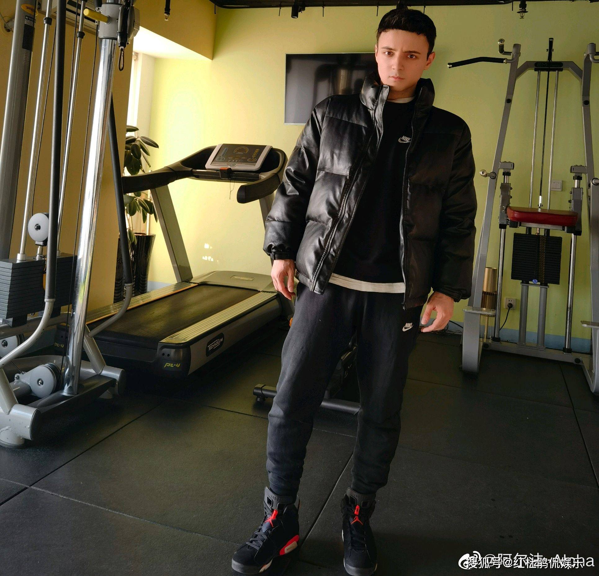 原创22岁歌手阿尔法"整容式"瘦身上热搜,成名16年童星光环逐渐消失