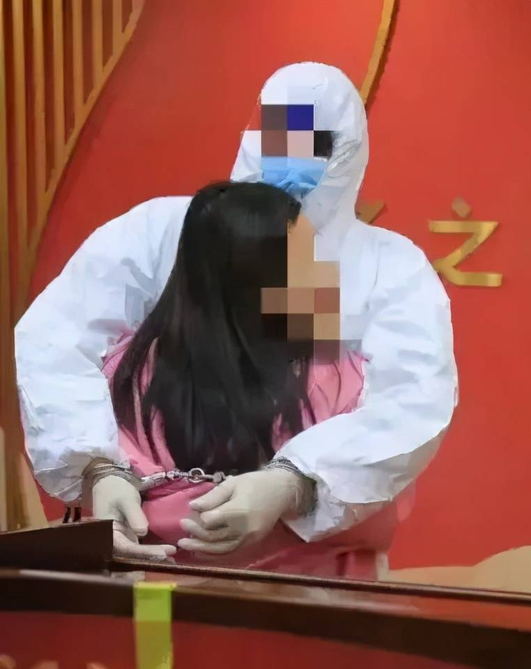 他戴着手铐,拥抱新娘!这场结婚登记令人唏嘘