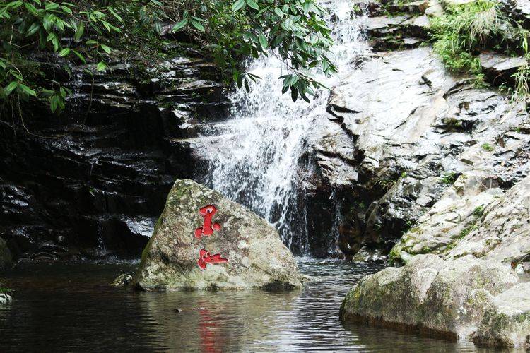藏于浙西山谷中的 “神奇”瀑布，见尾不见首，钱塘江从此起源