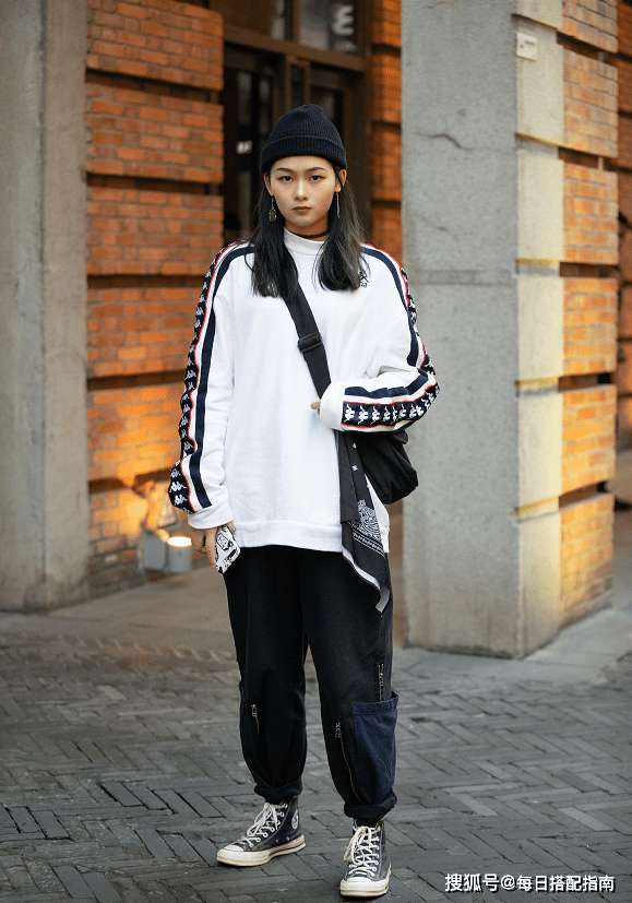"卫衣 工装裤"=今年春天最火混搭cp,舒适百搭,时髦减龄