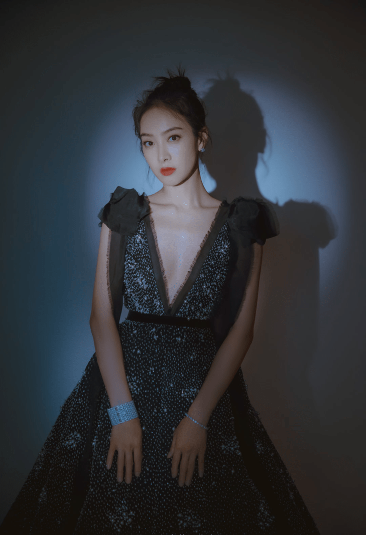 这袭深v冰沙裙将她的事业线完美的展现了出来,性感撩人,使人一眼看