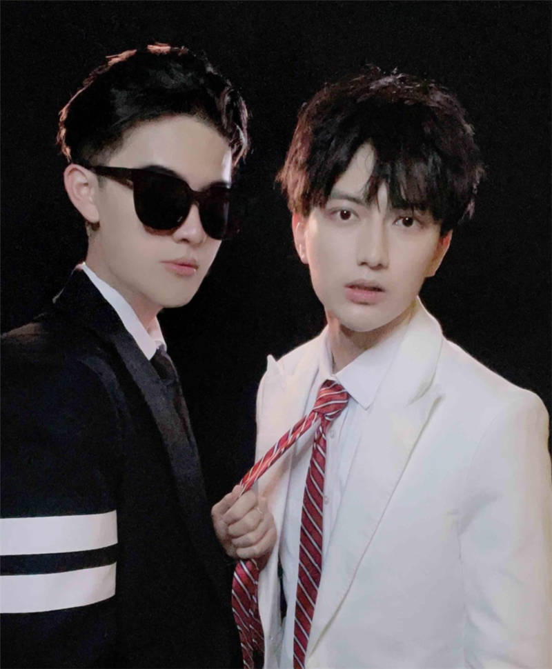 看得出来林锡的脸型除了有点方之外还算可以,让粉丝