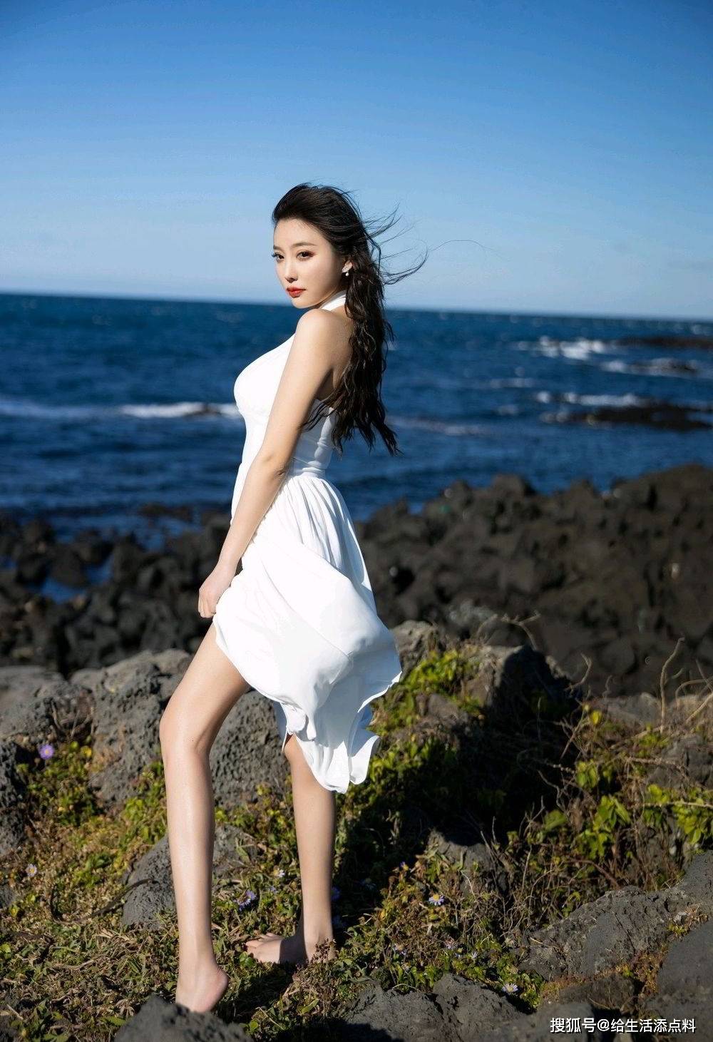 长发美女海边写真,白色挂脖连衣裙搭配白色高跟鞋裙摆飘飘美如仙