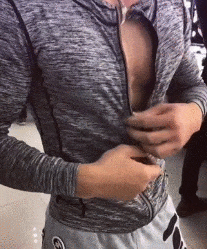 男生拥有腹肌,胸肌,女生拥有翘臀,马甲线,这样的身材才是完美身材.