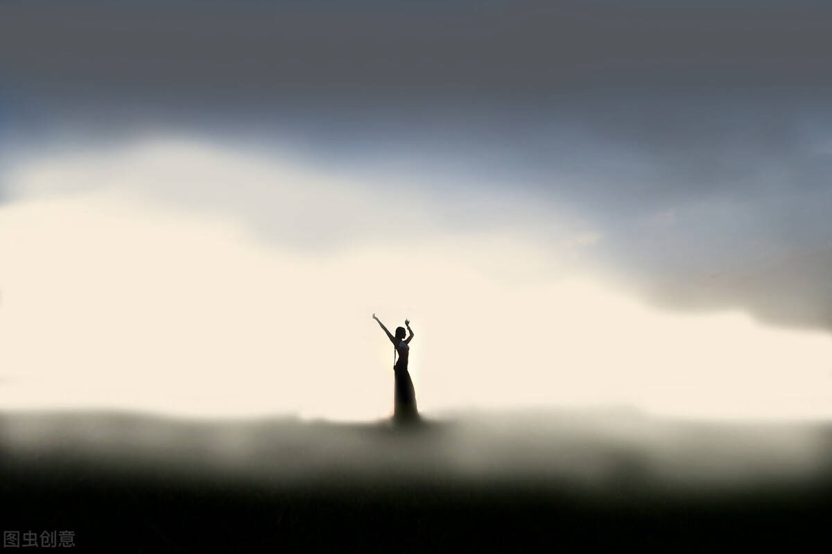 患者会表现出明显的负面情绪,甚至会逐渐由忧郁发展为悲伤,自卑和抑郁