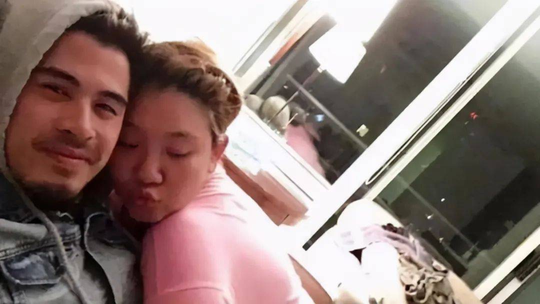 原创沈殿霞34岁女儿体重180斤，穿低胸皮衣跳舞，明年有2亿遗产